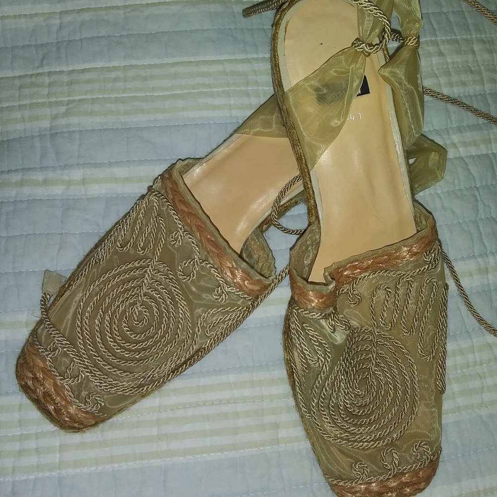STUART WEITZMAN GOLD GODDESS ESPADRILLES 10 1/2